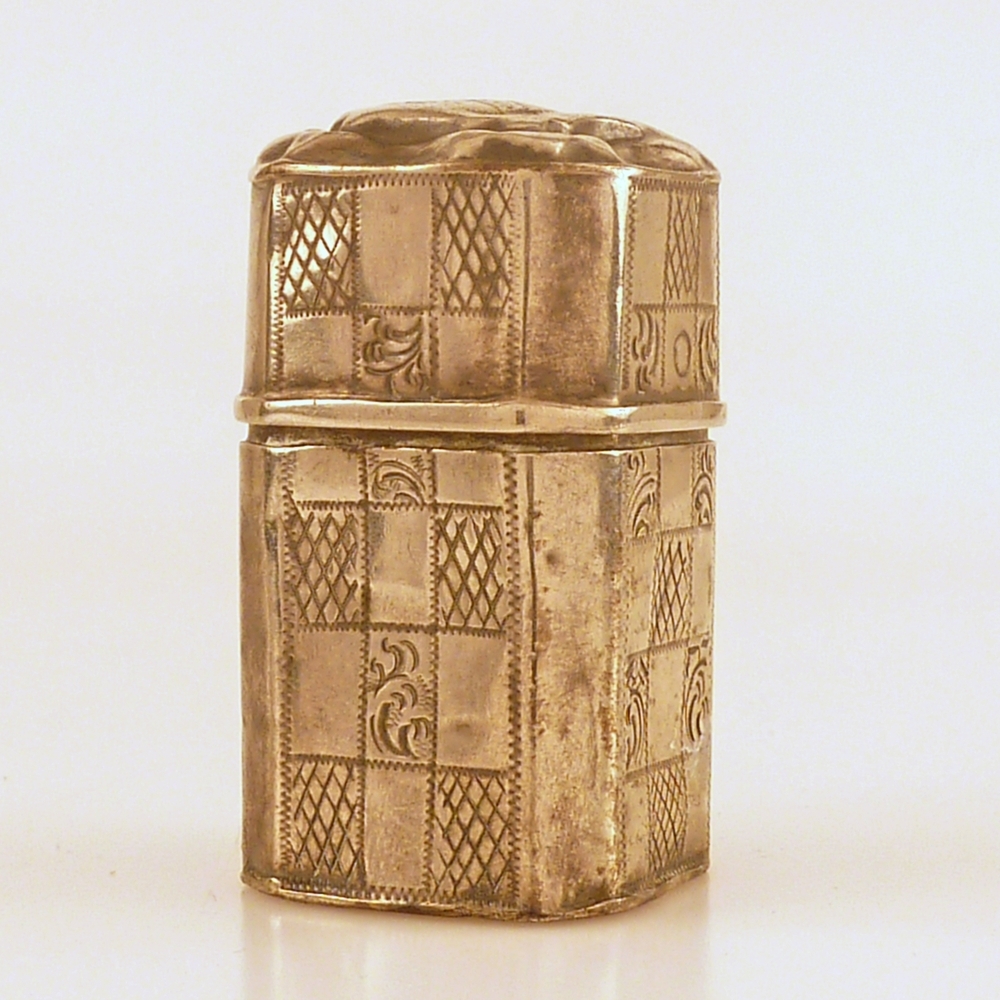 rechthoekige vierkante zilveren tondeldoos, rijkelijk versierd met vierkantjes, jaarletter S = 1852