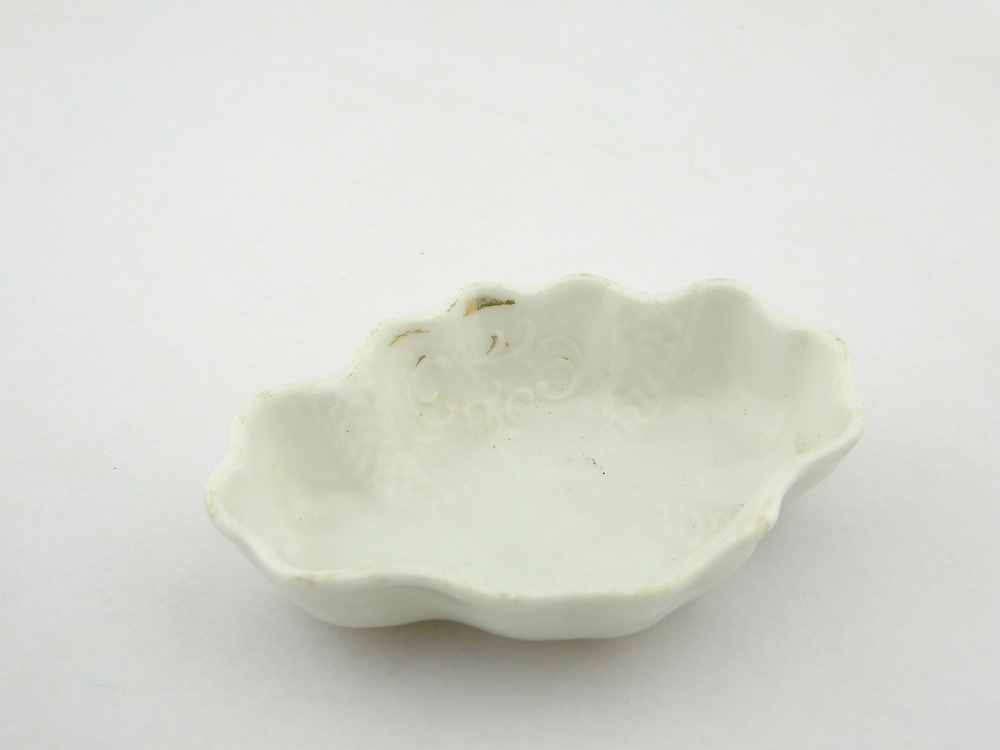 kleine witte porseleinen ovale indampschaal met binnenkant foglio motieven