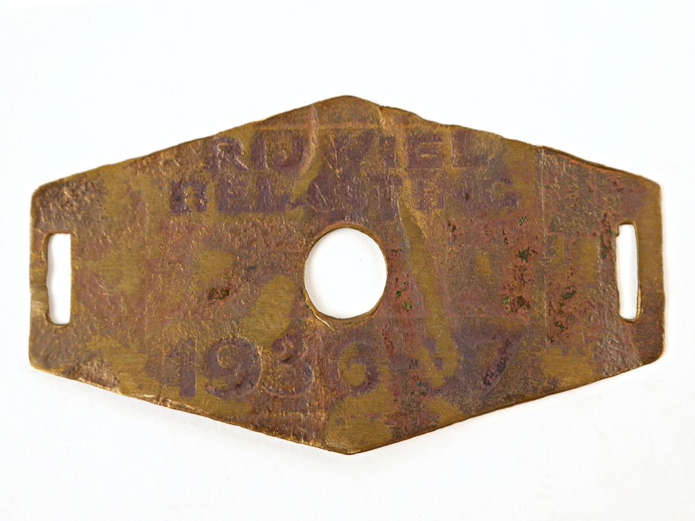 messing fietsplaat met inscriptie Rijwielbelasting 1936 1937