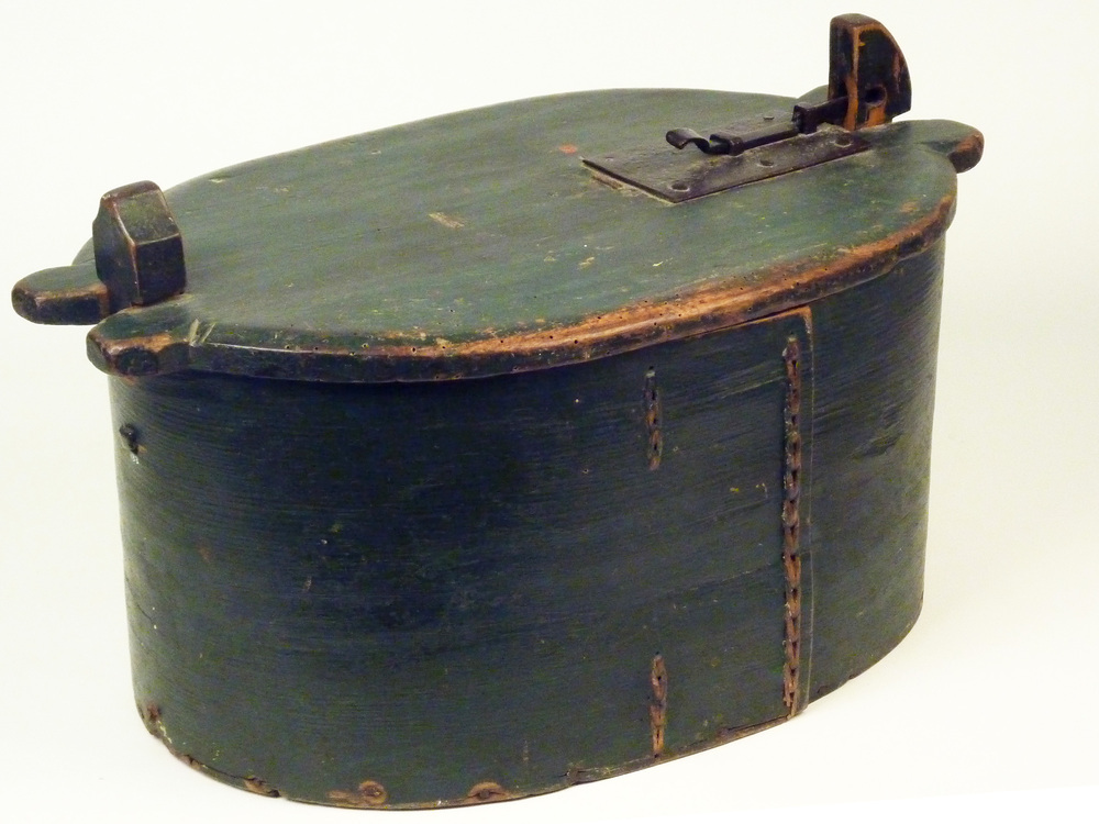 ovale donkergroene houten kist met ijzeren beslag