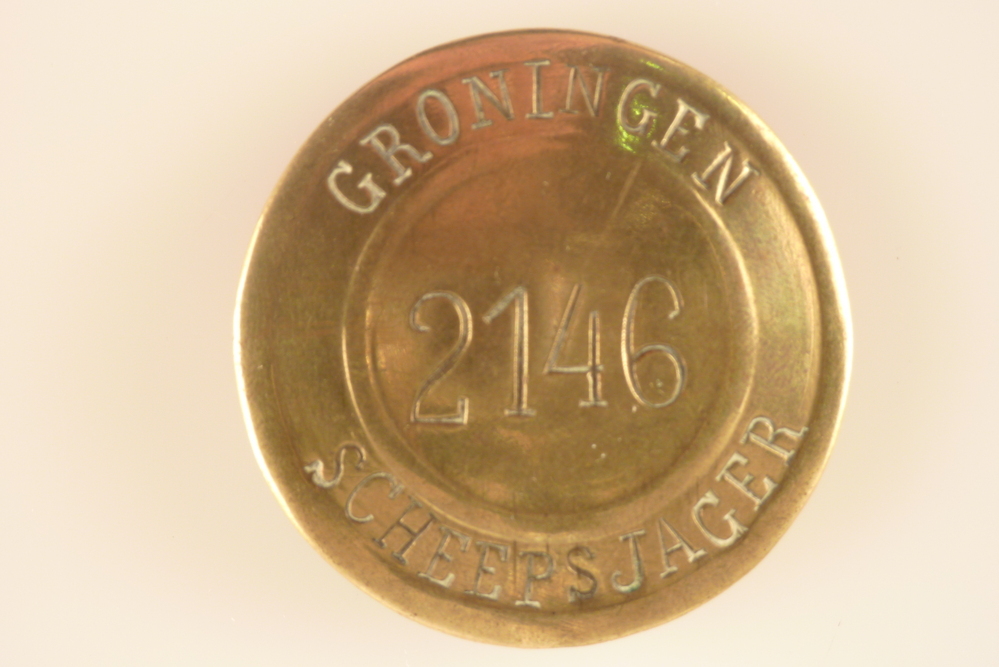 ronde messing Scheepsjagerspenning met nummer 2146 van Jan Schreuder te Alteveer.