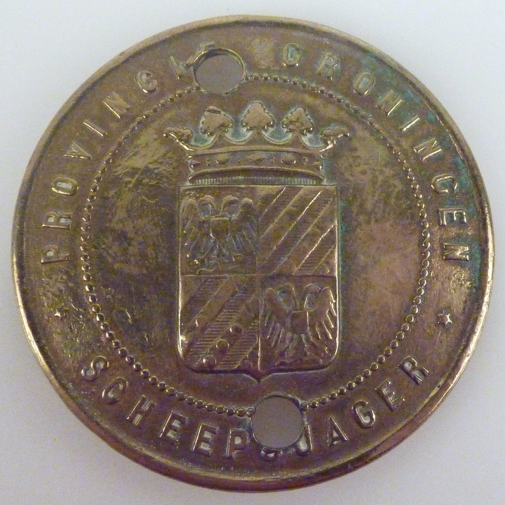 ronde messing Scheepsjagerspenning met nummer 405 van Jan de Haan te Nieuwe Pekela