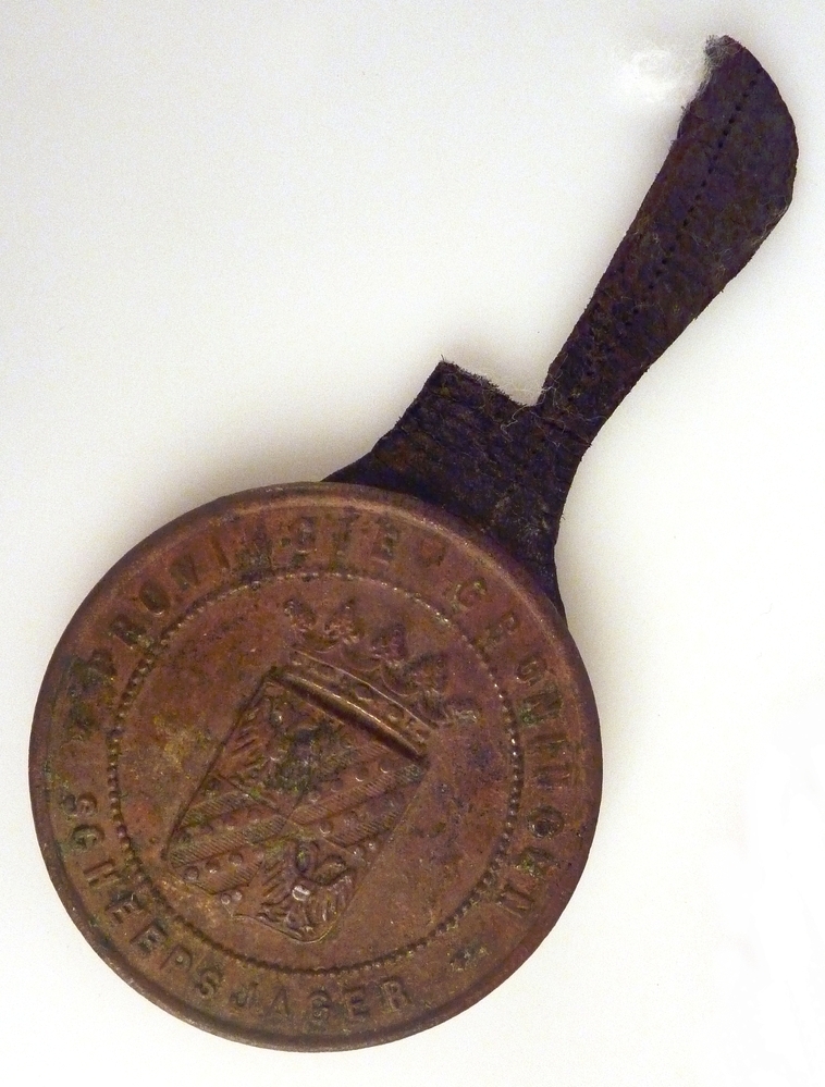 ronde messing Scheepsjagerspenning met nummer 471 gebruikt door Jan op de Dijk (1855-1938 ) geschonken door zijn zoon Hendrik op de Dijk.