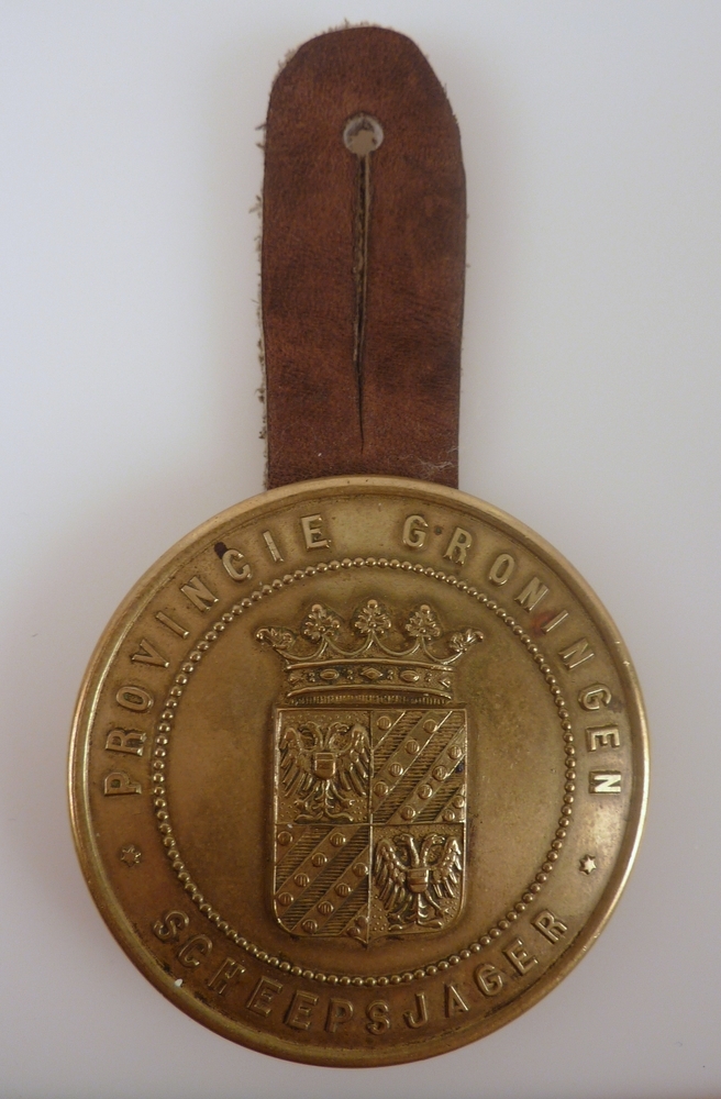 ronde messing scheepsjagerspenning met nummer 68 van Tjasso Meijer te Noordbroek.