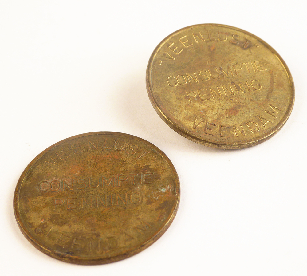 ronde messing penning met geslagen tekst Veenlust Consumptie penning