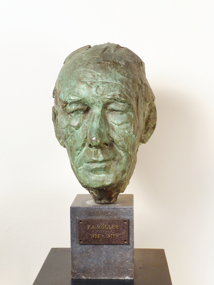 Borstbeeld van Ferdinand Andre Möller , 1928 - 1971 directeur Scholten Foxhol