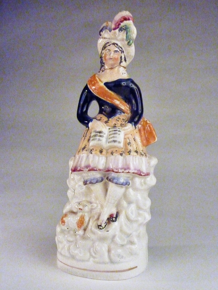 aardewerken beeld van een vrouw met boek open op schoot