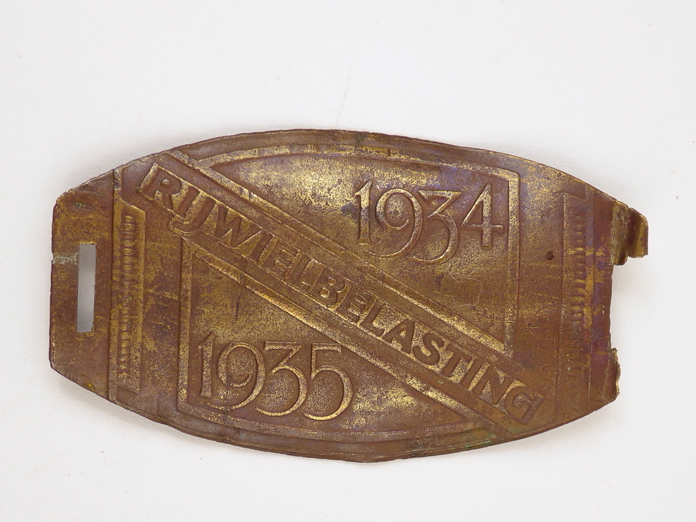 messing fietsplaat met inscriptie Rijwielbelasting 1934 1935