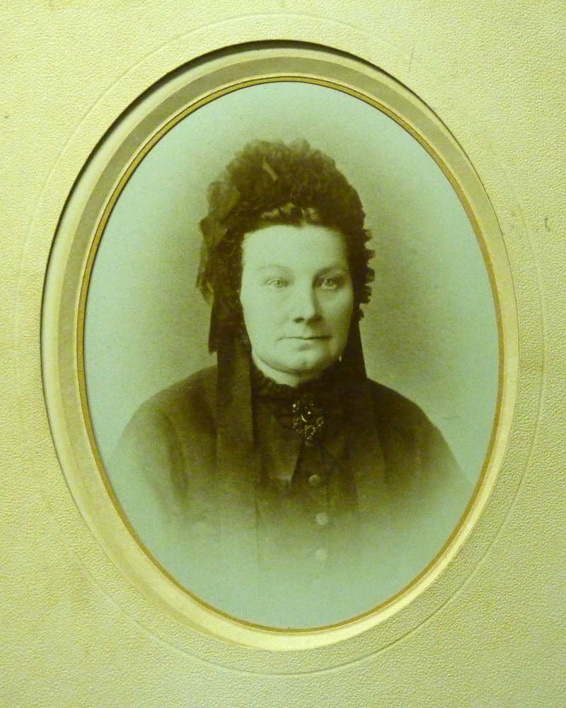 Marijke Goosen Oldenzijl , geboren 15 maart 1829 te Kiel - Windeweer.1e huwelijk man Freerk Slim , omgekomen bij onweer ( op grafsteen stond : Hij werd door God's Hemelvuur getroffen bij Ommelanderwijk ). 2e Huwelijk Jan Hendriks Slim , Ommelanderwijk.