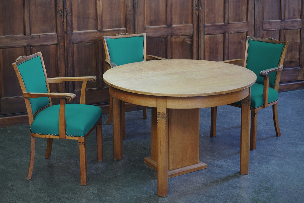 bewerkte ronde houten tafel met 4 poten en uittrekbare middenstuk, staand op een voet of zuil