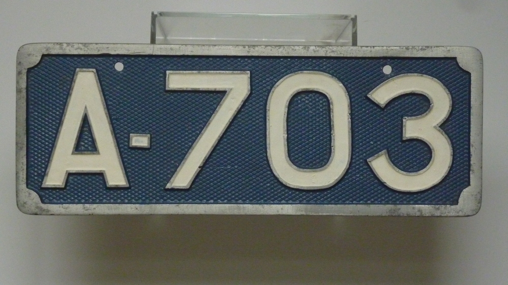 stalen plaat waarin geslagen en ingekleurd A 703, kentekenplaat Jurjen Duintjer, eerste uitgifte 20-04-1911.