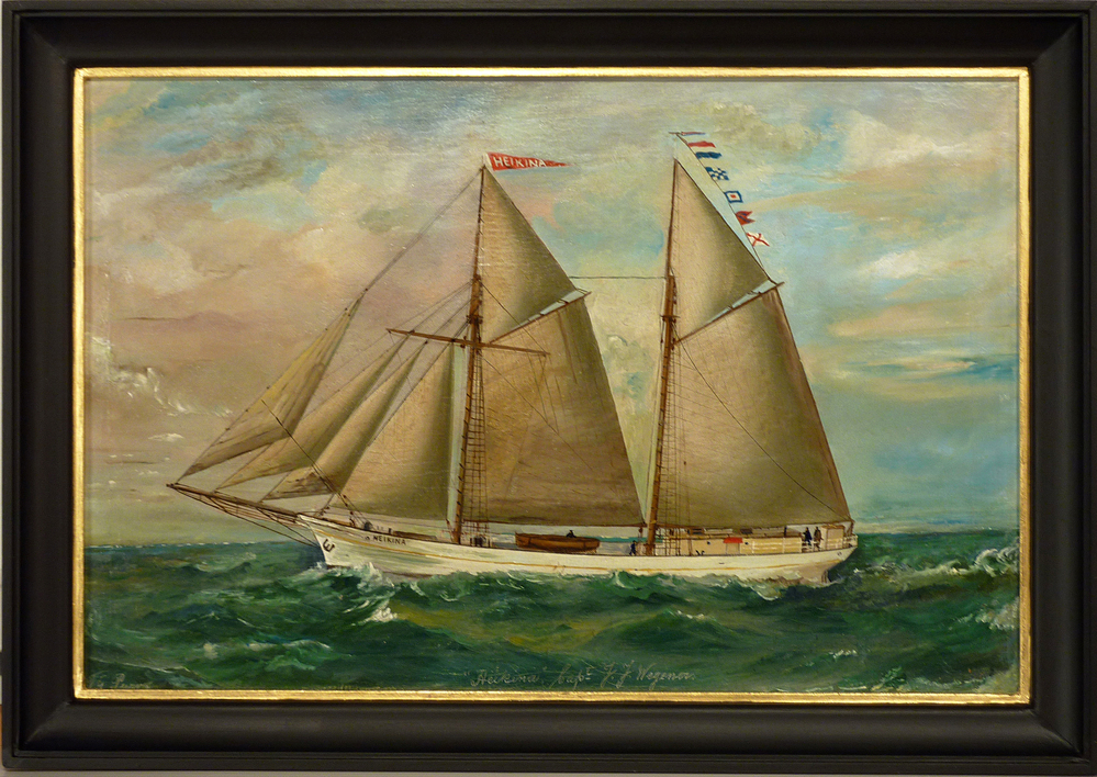 olieverfschilderij op doek van de twee mast schoener (gaffelschoenerschip) Heikina op volle zee, 4 personen aan boord en een sloep op het middendek, gebouwd 1908 op de werf van J.J. Pattje & Zn te Waterhuizen, kapitein Jans Jacob Wegener (1908 - 1916), in 1917 kapitein J. Bosselaar, vertrokken met een lading hout van Londen naar Christiana (Oslo) en daarna vermist met 5 opvarenden. Door een Duitse onderzeeboot tot zinken gebracht. Thomas George Purvis was een scheepsschilder, een rustende scheepskapitein die was gaan schilderen. Hij werkte van de vroege 1890'ers tot ongeveer 1920. Hij werd geboren op 12 april 1861 in Chirton, Northumberland. Hij was het enige kind van de toen 46 jaar oude Jane Scott, dochter van een zeeman en haar man, Thomas Joseph Purvis, een blokmaker geboren in Alnwick. T.G.Purvis begon zijn carriere in december 1878 op zee, en werkte zich zo op. Hij voer op verschillende stoom- en zeilschepen. In 1866 trouwde hij met Grace Elizabeth Dodgin, oudste dochter van scheepsbouwer Charles William Dodgin. In 1891 gaf hij het zeeleven op en werd full-time schilder. In 1888, toen zijn oudste zoon Tom geboren werd, woonde hij in Bristol. Hij verhuisde ongeveer 1894 naar Cardiff, waar hij toen ook een tijdje een fotoatelier had. En in 1902 woonde hij er nog. Niet veel later verhuisde hij naar Blackheath, Londen. Zijn zoon Tom ging daar naar een kunstacademie in 1904. Toen de eerste wereldoorlog uitbrak, was het hoogtij voor de zo geliefde zeilschepen die Purvis schilderde al gedaan. In 1915 verhuisde hij naar het verre oosten, zijn familie achterlatende, om te gaan werken op verschillende stoomschepen, tot ongeveer 1925. Intussen schilderde hij gewoon verder. Purvis overleed op 17 januari 1933 in Hong Kong ten gevolge van een ongeluk.