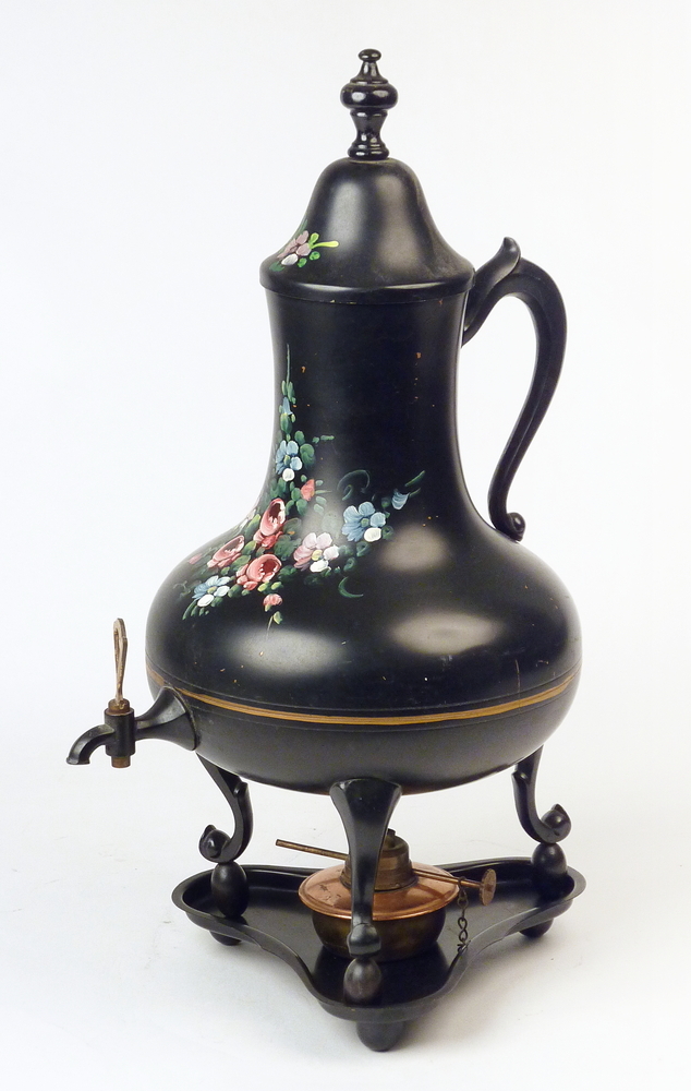 zwart geverfde balustervormige koperen kan op 3 poten met messing tapkraan op onderzetter waarin een brander kan worden geplaatst