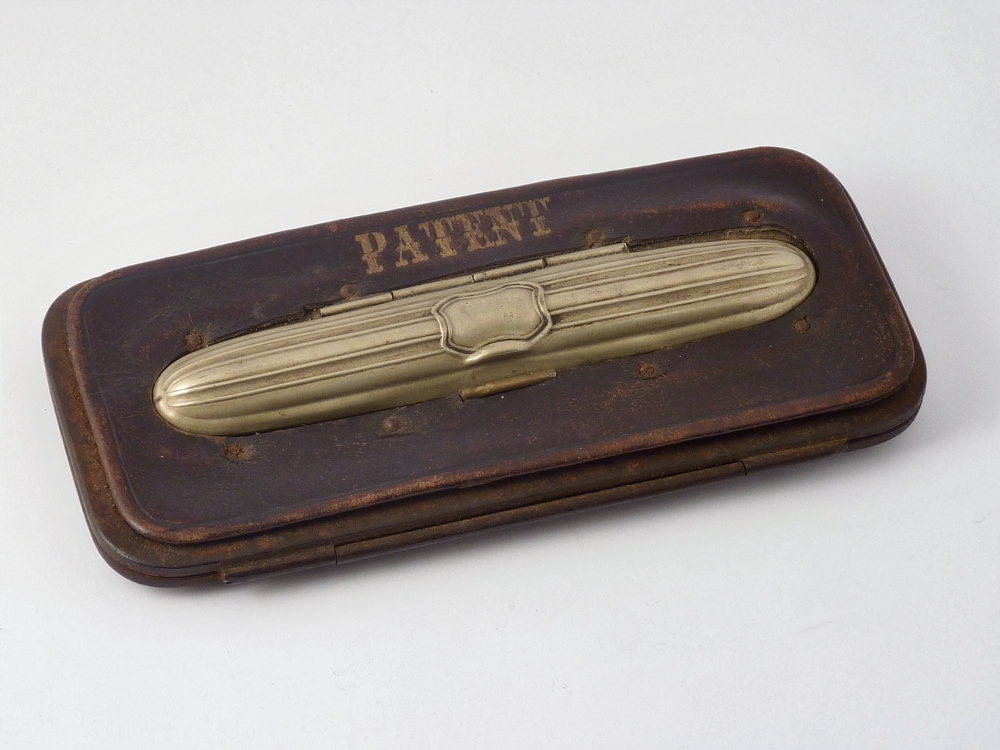 rechthoekige leer met zilveren gevormde doos met op deksel ingesneden Patent, versiering sigaar