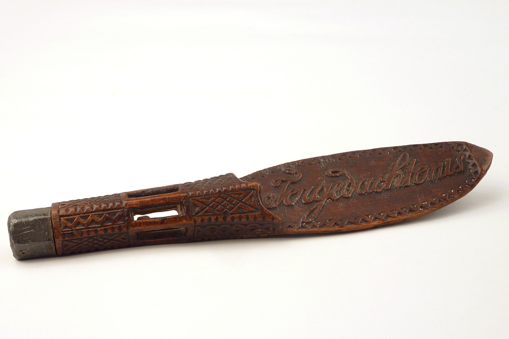 lepelvormige hout met metalen breischede, weerszijden gesneden:  ter gedachtenis H.A.Hidding (1822) Harmke Alberts Hidding, uit nalatenschap van Michael Oldenziel en Marchine Zwaantje Pleiman, Kielwindweer, uit nalatenschap grootmoeder Marchine Boomsma Pleiman