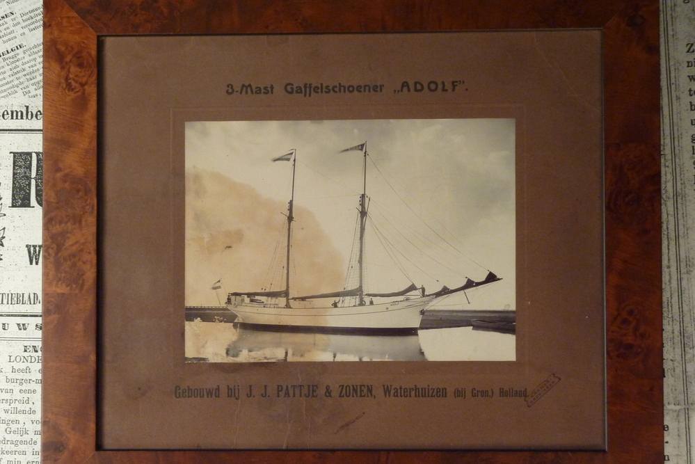 rechthoekige foto met opdruk 3 mast gaffelschoener Adolf, klopt niet moet zijn 2 mast gaffelschoener Adolf, gebouwd bij J.J.Pattje & Zonen Waterhuizen (bij Gron ) Holland Kramer Groningen, 20-12-1912 te watergelaten, 22-03-1913 opgeleverd, eigenaar kapitein S.A.Engellandt, Breizholz (DLD), 26,37 x 6,54 x 2,75 meter.