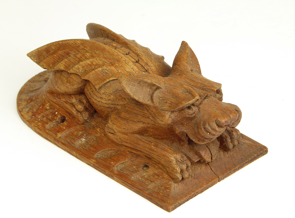 geschonken als liggende houten Griffioen, als vorm meer een waterspuwer, gargoyle. In 1951 gemaakt door beeldhouwer H.A. ter Reegen te Veendam , voor de uitvoer van een telefoonkoord van het bedieningstoestel van AVEBE (Beneden Oosterdiep , aan de Postweg ) .(Opgeruimd 1967 )