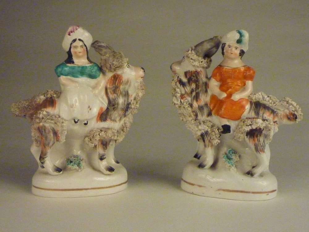 2 aardewerken beeldjes van meisjes op geiten, Girls on Goat