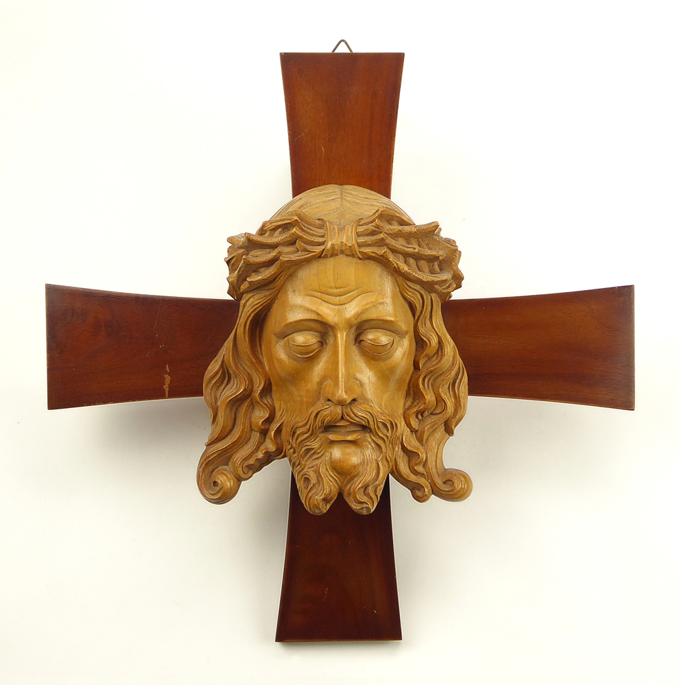 Hoofd van Christus aan kruis met doornenkrans. geschonken door de Veendamse Parochie aan Bernhard Oosterman ter gelegenheid van zijn priesterwijding in 1956