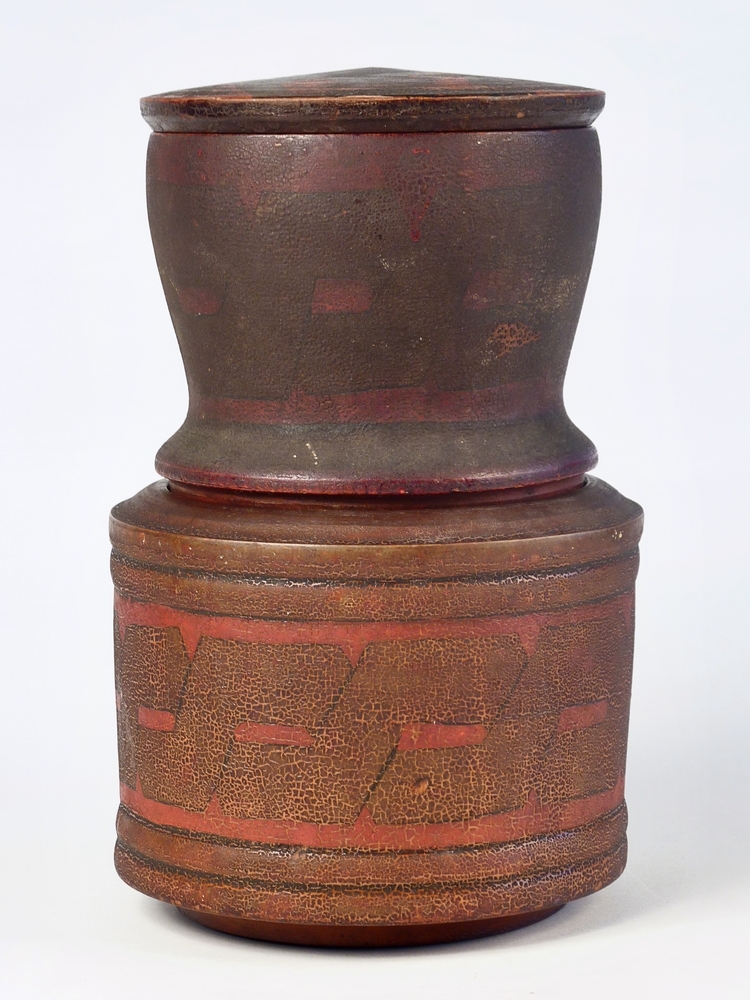 De Toejas is een cylindervormige doos gemaakt van berkenbast. De wand bestaat uit twee lagen berkenbast , die met de zilverwitte buitenkant van de schors tegen elkaar liggen. De deksel en bodem zijn gemaakt van een rond gesneden stukje grenehout. De doos is versierd met gestempelde en uitgesneden geometrische figuren.Deze dozen werden en worden nog steed vervaardigd in dorpen in de omgeving van Veliky Ustyug, een plaats in het Noordoosten van Europees Rusland. Zij worden in die streek "Tuyes" genoemd en door een groot deel van Noord - Oost Rusland verhandeld. In Rusland worden dit soort dozen nog steed gebruikt voor het vervoer van zuivelprodukten, terwijl ze in het Noorden van ons land als tabakspot dienst deden.