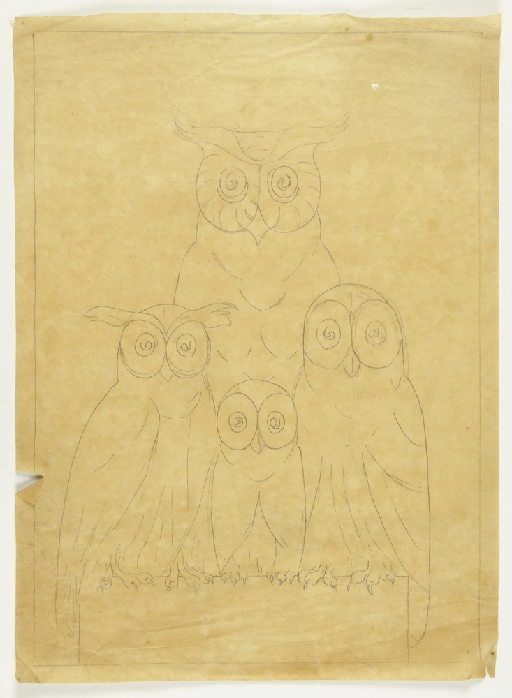 ontwerptekening beeldhouwwerk op transparant papier tekening van een grote en drie kleinere uilen, vooraanzicht