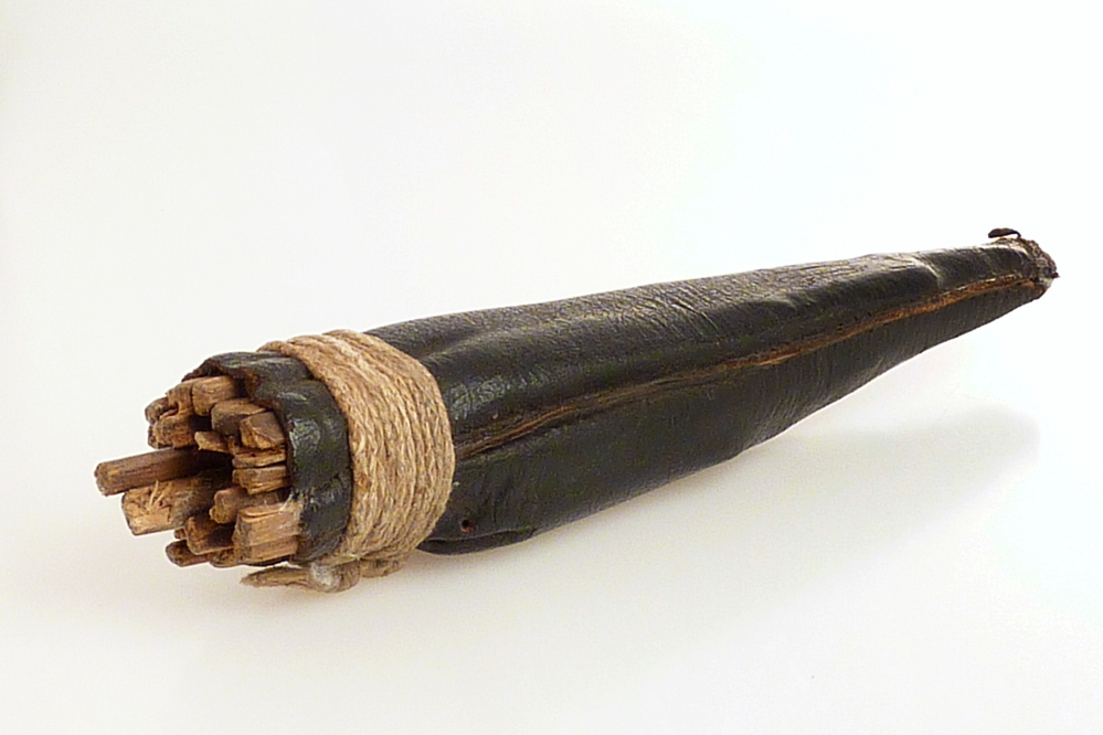 kokervormige breischede van hout, leer en touw