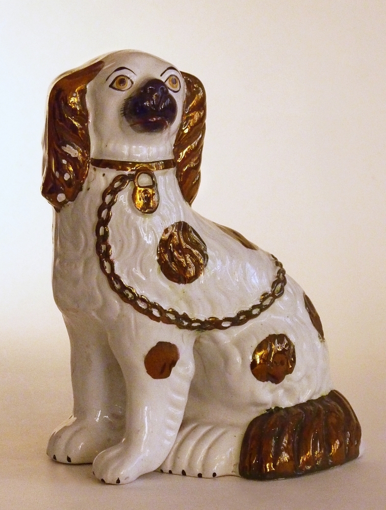 witte met zwart steengoed hond, Spaniel, goud kleurige vlekken, koper lustre ketting en hangslot om nek, 16 x 12,5 x 24 cm, Staffordshire, ongeveer 1890