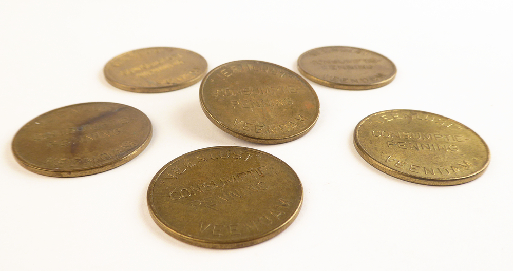 ronde messing penning met geslagen tekst Veenlust Consumptie penning