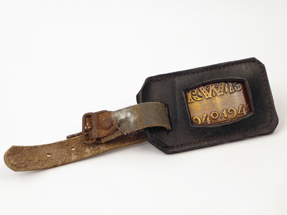 messing fietsplaat in leren houder met inscriptie rijwielbelasting 1940 1941