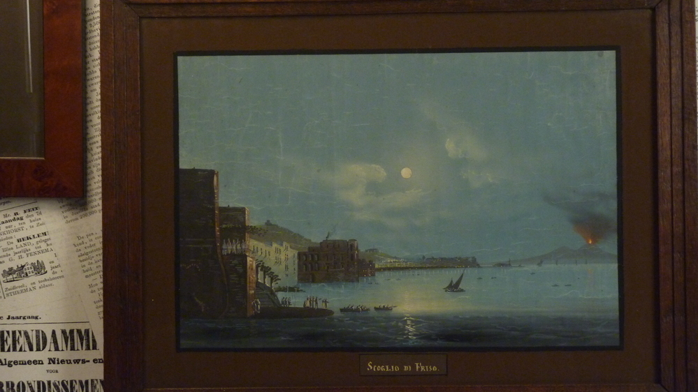 Scoglio di Friso, gezicht op de baai van Napels, Tijdens een reis op de middellandse zee in 1864 in Napels gekocht door scheepskapitein Harm Abraham Hoetjer uit Veendam.(overleden en begraven in 1874 te Gibraltar , waar ook zijn vrouw Jantje Moesker in 1864 begraven was.) via hun dochter Sieka Hoetjer (1864-1939) door vererving in het bezit gekomen van de schenker.