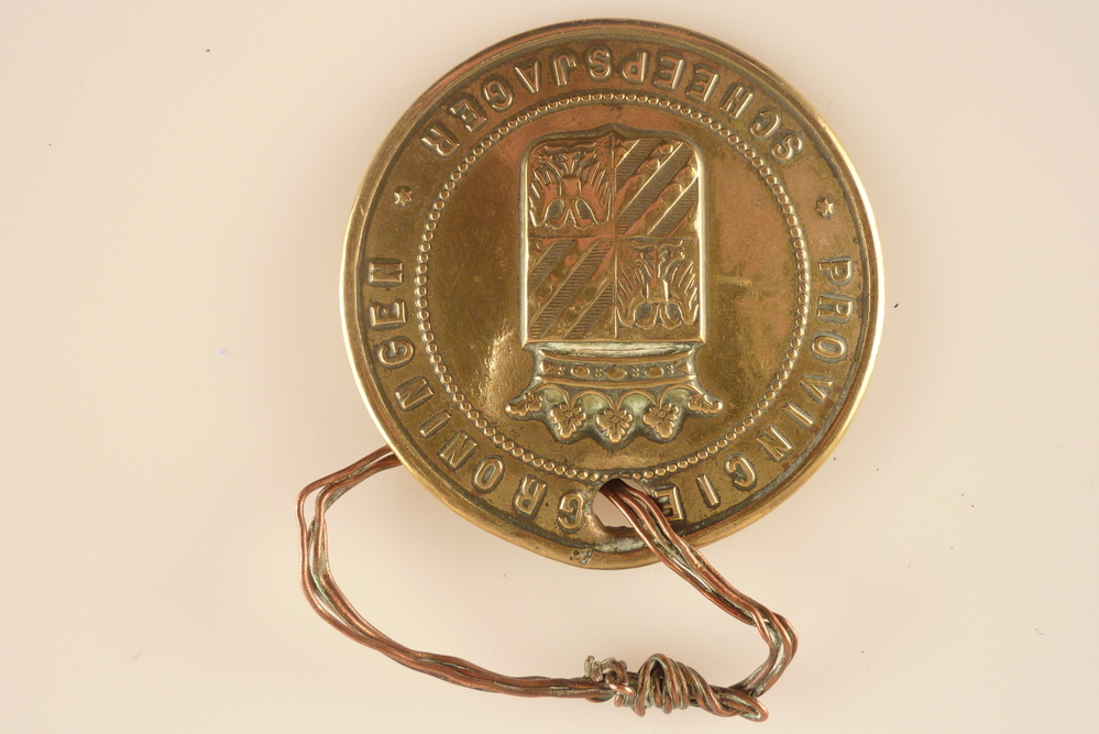 ronde messing Scheepsjagerspenning met nummer 1374 van Berend Scholtens te Muntendam