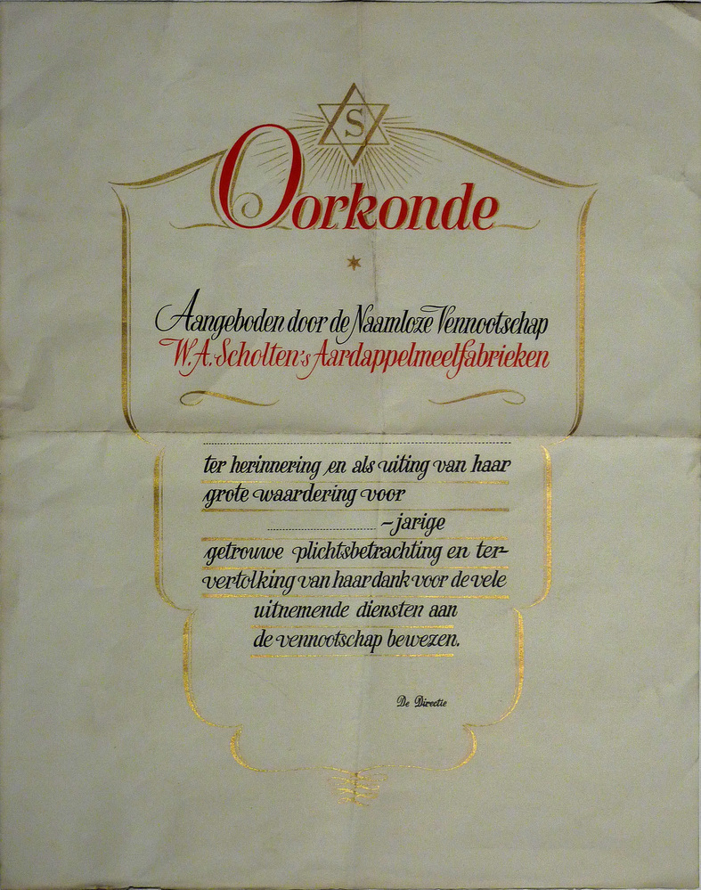 Oorkonde aangeboden door de naamloze vennootschap W.A.Scholten 's Aardappelmeelfabrieken ter herinnering en als uiting van haar grote waardering voor...-jarige getrouwe plichtsbetrachting en tervertolking van haar dank voor de vele uitnemende diensten aan de vennootschap bewezen. De directie