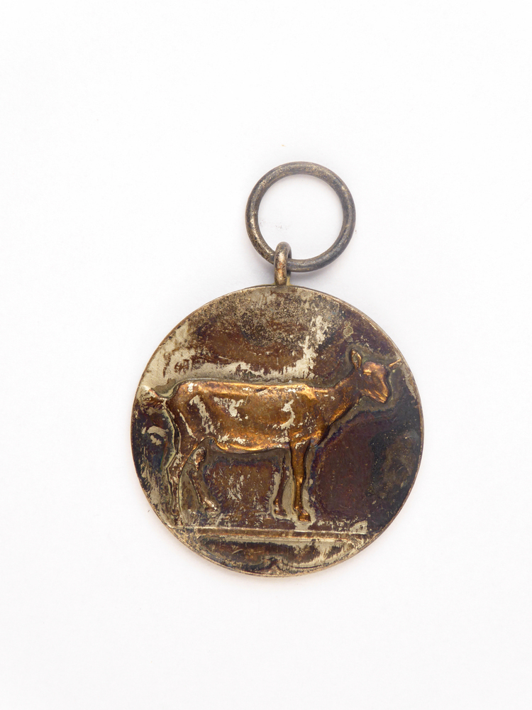 ronde koperkleurige medaille met op voorkant afbeelding van een geit en op achterkant inscriptie 1 B pr 720