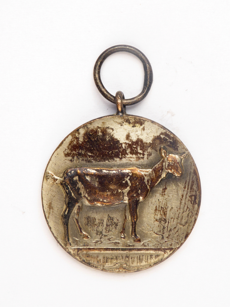 zilverkleurige ronde medaille met op voorkant afbeelding van een geit en op achterkant inscriptie 1 B pr 778