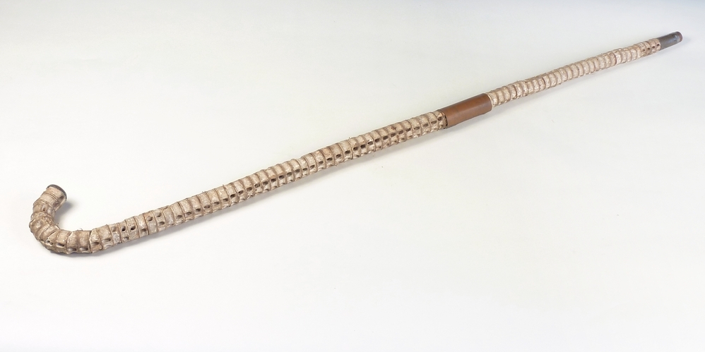 wandelstok, gemaakt van de rugwervels van een haai, afgewisseld met rood koper, door kapitein Ties de Jonge meegebracht op een van zijn reizen