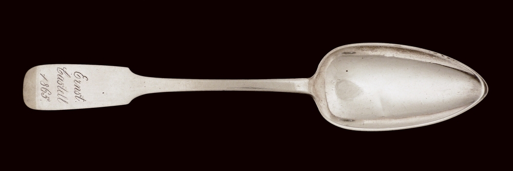 zilveren oostzeelepel met spatelvormige steel met gepunte inscriptie Ernst Castell 1865, op achterkant trembleersteek en meesterteken Aron, letter J, letter W, essayeur WS en stadskeur