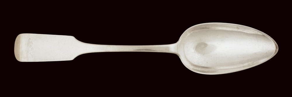 zilveren oostzeelepel met spatelvormige steel, uiteinde iets omgebogen, op uiteinde gegraveerd J H M, op achterkant meesterteken ICR letter R en stadskeur en inscriptie F pape Cargadoor in Danzig