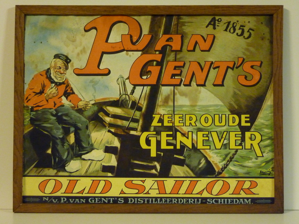 kartonnen plaat in houten lijst met afbeelding van een zeeman die zit aan de voorkant van een boot met een glas in zijn hand en de opdruk A 1855 P van gent's zeer oude genever herwig old sailor n/v P van gent's distilleerderij schiedam