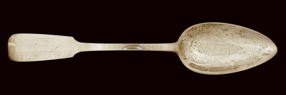 zilveren oostzeelepel met spatelvormige steel op de steel gegraveerd Adolph Borchard schiffsmackler Pillau, zilvermerk AK en P.