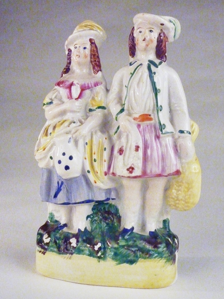 beeld van twee vrouwen, linker met blauwe rok, die een kruik met blauwe stippen vasthoudt, en rechter met roze rok, die een gele zak vasthoud.