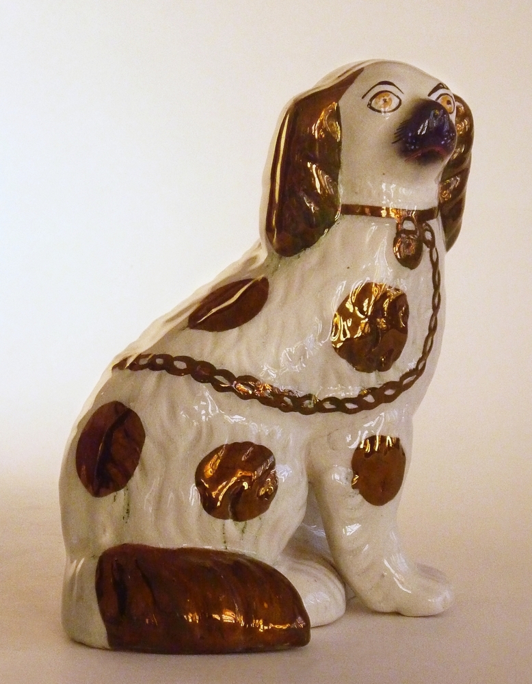witte Engels steengoed hond met goudluster vlekken, halsband, slot en ketting, 18 x 13,5 x 23 cm, Staffordshire, rond 1850