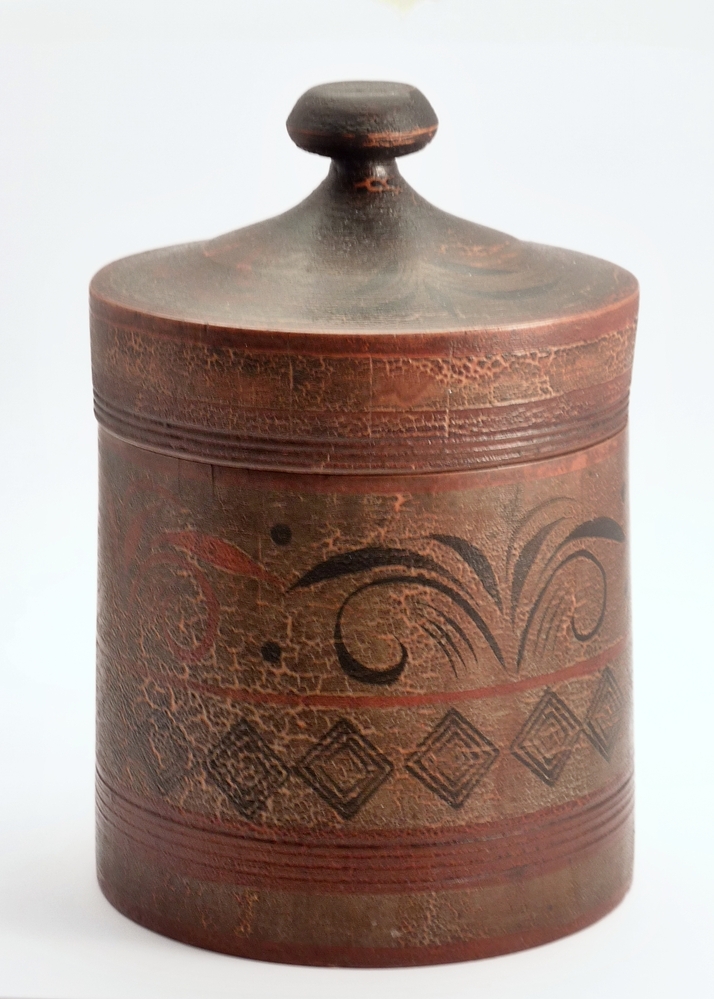 De Toejas is een cylindervormige doos gemaakt van berkenbast. De wand bestaat uit twee lagen berkenbast , die met de zilverwitte buitenkant van de schors tegen elkaar liggen. De deksel en bodem zijn gemaakt van een rond gesneden stukje grenehout. De doos is versierd met gestempelde en uitgesneden geometrische figuren.Deze dozen werden en worden nog steed vervaardigd in dorpen in de omgeving van Veliky Ustyug, een plaats in het Noordoosten van Europees Rusland. Zij worden in die streek "Tuyes" genoemd en door een groot deel van Noord - Oost Rusland verhandeld. In Rusland worden dit soort dozen nog steed gebruikt voor het vervoer van zuivelprodukten, terwijl ze in het Noorden van ons land als tabakspot dienst deden.