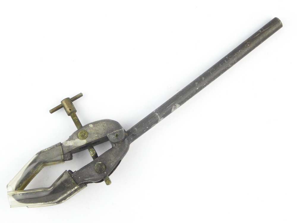 metalen staaf met aan uiteinde 2 armen die verstelbaar zijn door een schroefmechanisme