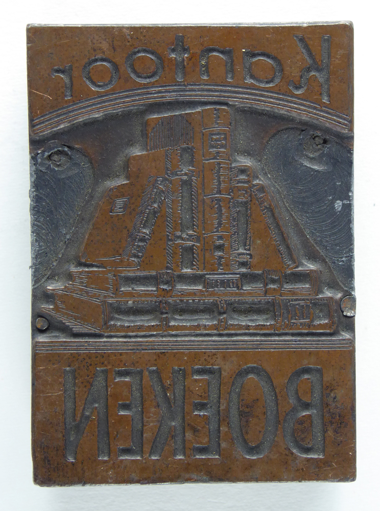 kleine houten cliche met non ferro metalen matrijs met afbeelding boeken en inscriptie Kantoor Boeken, afkomstig van kantoorinstallatie BV Schuur te Veendam