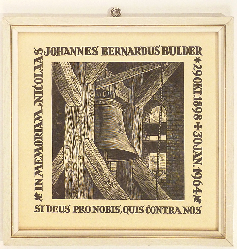 houtgravure van een kerkklok met rondschrift: in memoriam Nico Bulder. Evert Musch bracht na Bulder’s dood in 1964, toen de stem van Bulder was verstomd, rond de klok het randschrift aan. Bulder maakte de gravure van de klok in 1945, aan het eind van de oorlog. Op de bel staat de Latijnse tekst: Si Deus Pro Nobis, Quis Contra Nos, wat te vertalen is naar: Als God voor ons is, wie kan dan tegen ons zijn.