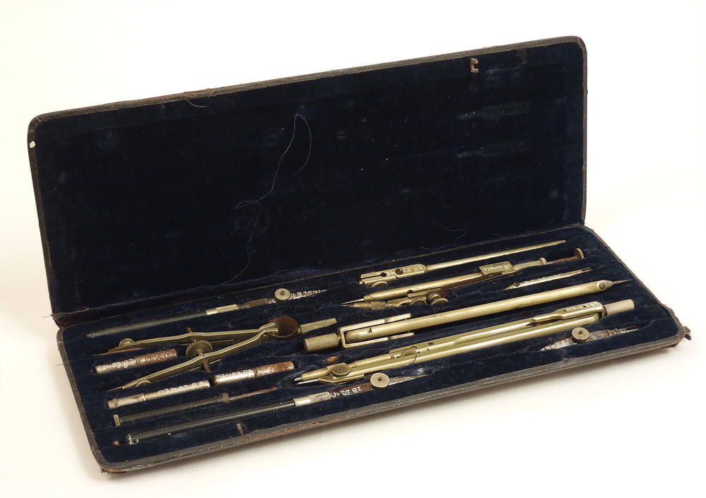 houten passerdoos, binnenkant zwart fluweel met diverse passer en passeronderdelen, gebruikt door Nico Bulder.