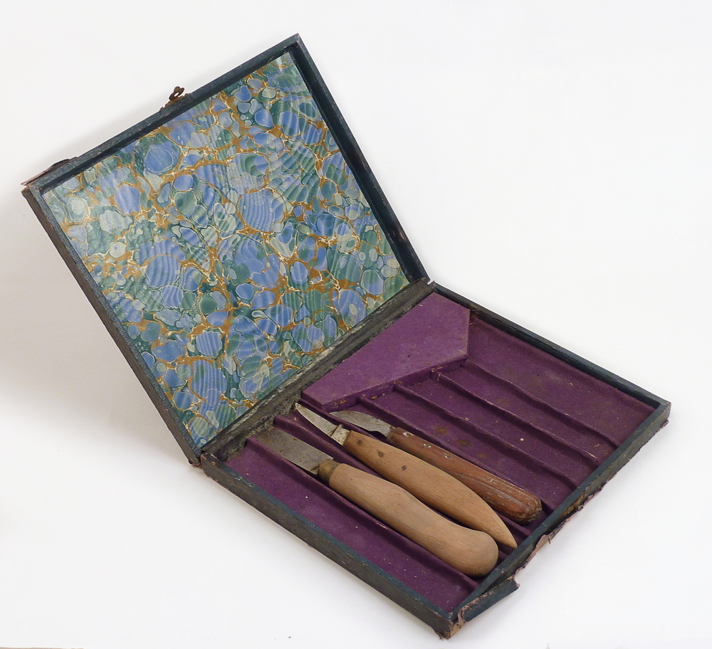 houten messendoosje, binnenkant deksel gemarmerd, binnenkant paars fluweel met 3 snijmesjes, gebruikt door Nico Bulder.