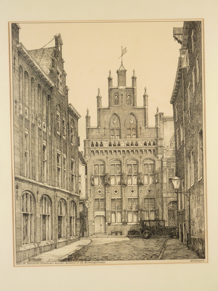 rechthoekige papieren tekening met opdruk N.J.B.Bulder waar de gemeente financien worden beheert in de Boteringestraat Groningen, afbeelding inkijkje in een hofje met gebouwen en geparkeerde auto, 1 van de 12 pentekeningen die de Gemeente Groningen uitgaf in 1927 toen Groningen haar 100.000 inwoner ontving