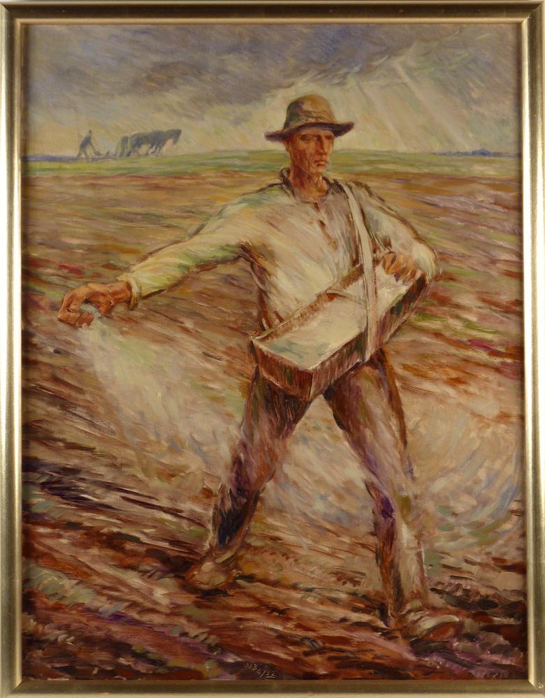 de kunstmeststrooier met een ploegende boer op de achtergond