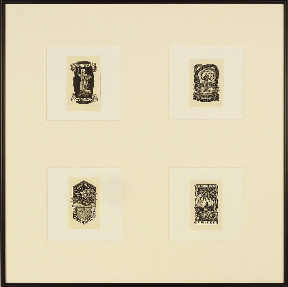4 ex librissen in een lijst, houtgravures. 
’t Is niet mogelijk in een paar woorden uit te leggen wat een ex libris is en inhoudt. Kort zou men ’t zo kunnen formuleren: het ex libris is een gedrukt etiketje of prentje, dat de naam van de eigenaar draagt en bestemd is om in zijn boek als bewijs van eigendom te worden bevestig. 
Joh de Graaff, afbeelding de goede herder met bijbel, staf en lam. Houtgravure 1962. Was kapelaan in Hoogezand, woonde later als Em. pastoor in België. Overleden in 1999.
Frantz van Dorpe, houtgravure 1957. Afbeelding monnik. Geb. te Kortrijk op 20-5-1906, overleden te Sint Niklaas op 14-5-1990. Was Vlaams Industrieel, en Belgisch Politicus voor de CVP, was Burgemeester van St. Niklaas in België.
P.Hiemstra, houtgravure 1962. Afbeelding viool met rozen en vrijmetselaars atributen, passer en winkelhaak. Leraar aan Academie Minerva te Groningen, was verzamelaar van grafiek.
F.Pilkes, afbeelding zeilschip geflankeerd door palmbomen en scheepsvictualien. Houtgravure 1957 Hij was directeur Verkoop Nederland bij Total Benelux.